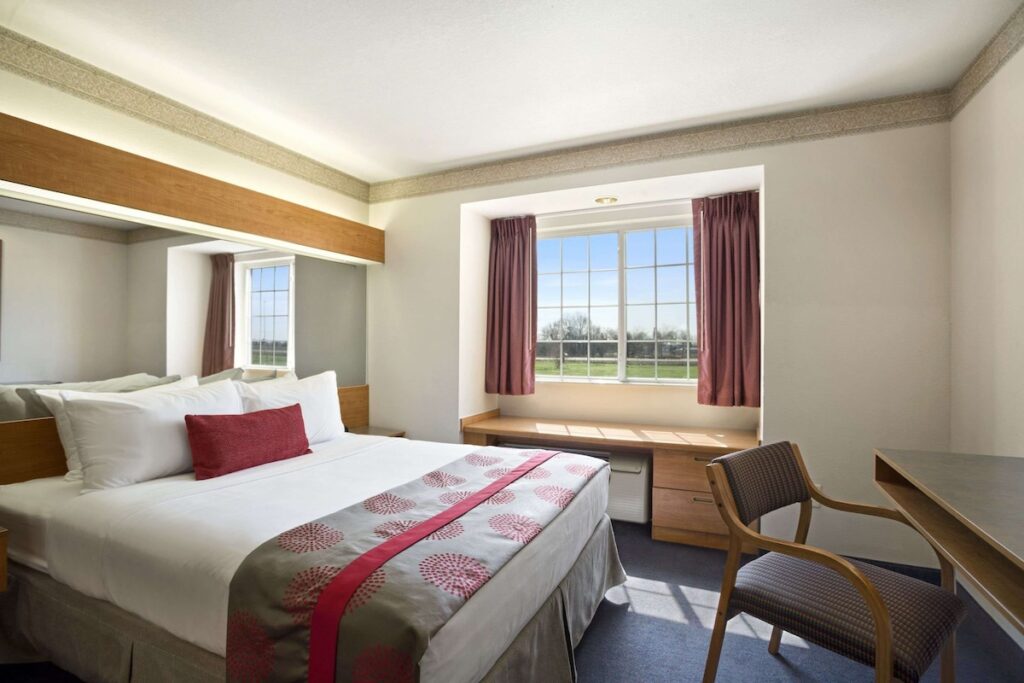 Ramada by Wyndham Bloomington I-55 and I-74 IL - Image 3