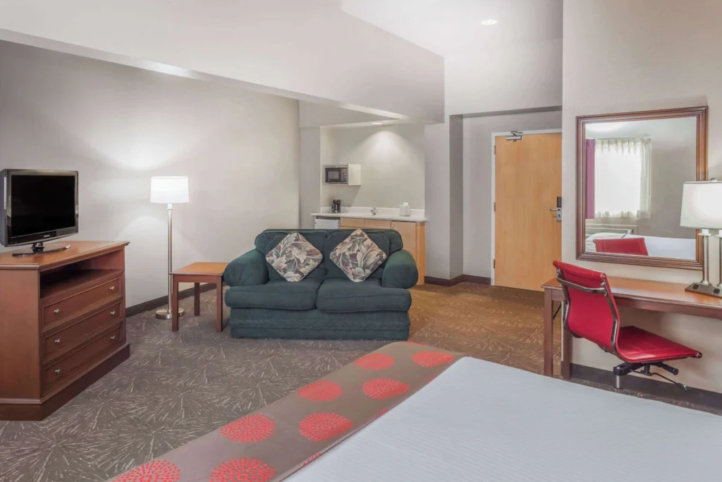 Ramada Hotel & Conference Center by Wyndham Hammond - Image 4