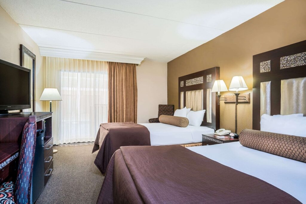 Ramada Hotel & Conference Center by Wyndham Plymouth - Image 4