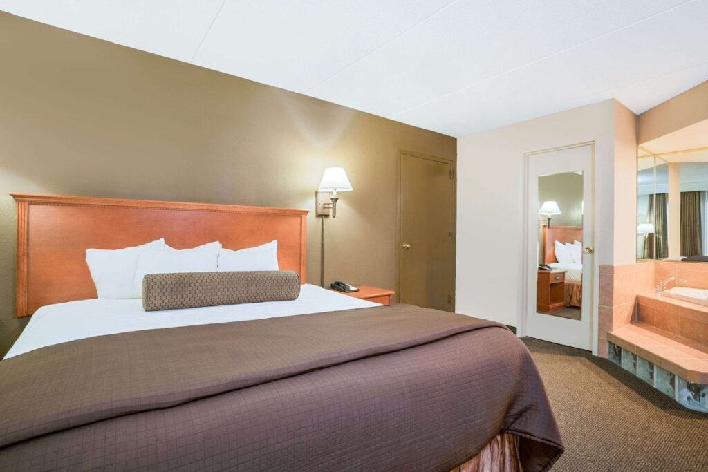 Ramada Hotel & Conference Center by Wyndham Plymouth - Image 3