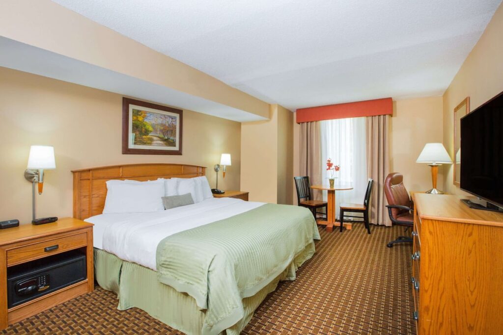 Ramada Tropics Resort & Conf Center by Wyndham Des Moines - Image 3