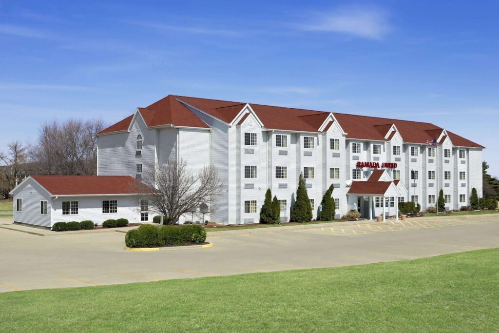 Ramada by Wyndham Bloomington I-55 and I-74 IL - Image 2