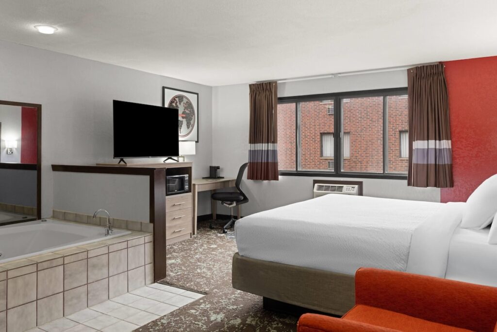 Ramada by Wyndham Cedar Rapids South - Image 2