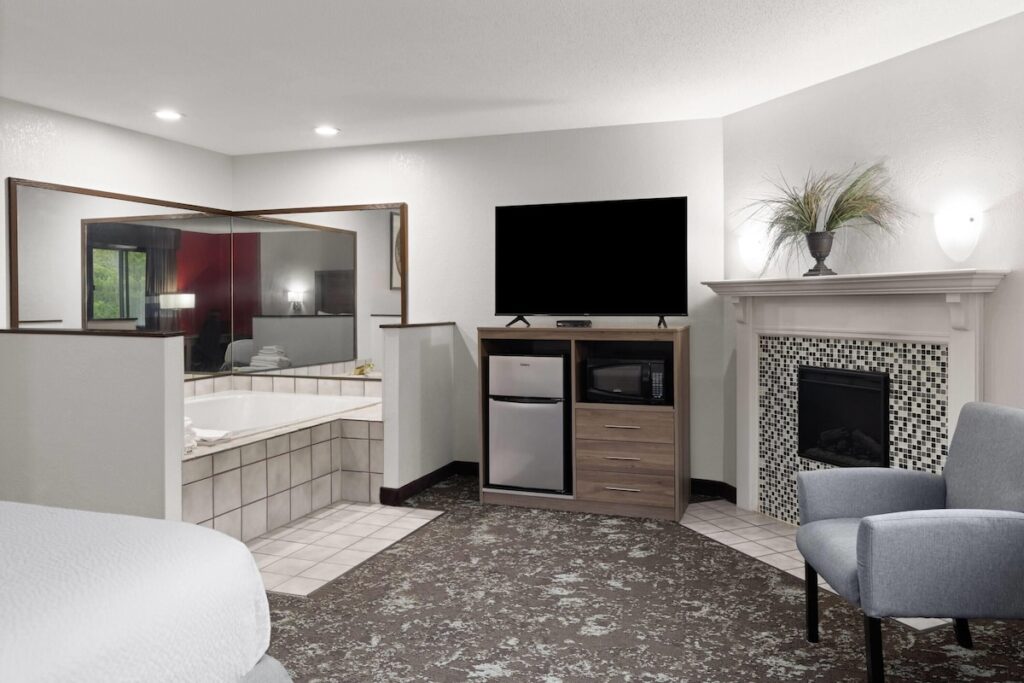 Ramada by Wyndham Cedar Rapids South - Image 3