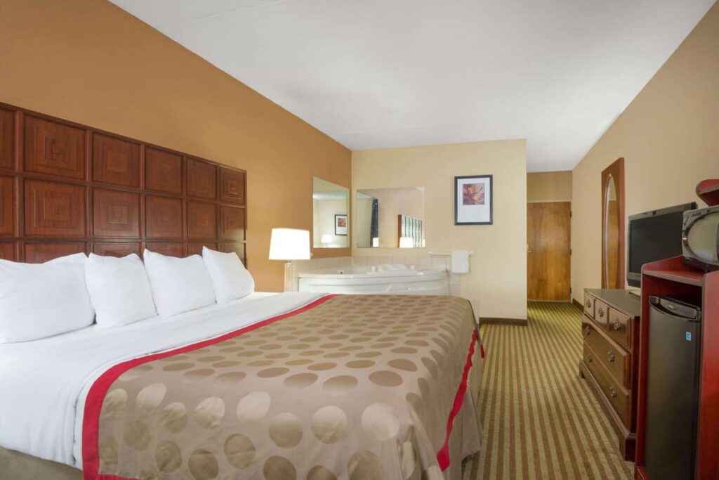 Ramada by Wyndham Columbus North - Image 3