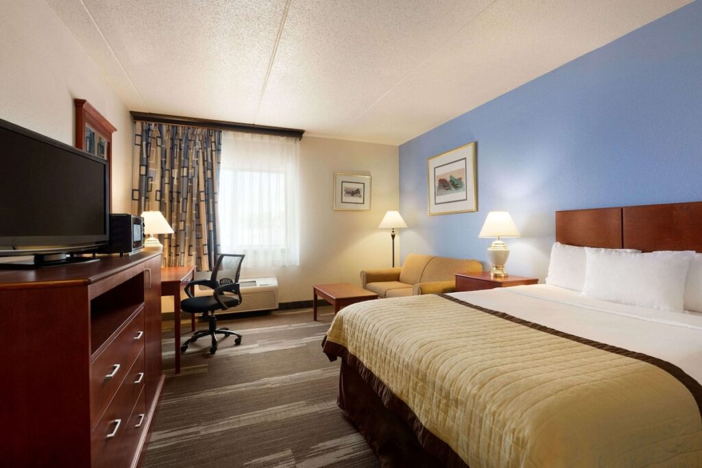 Ramada by Wyndham Fargo - Image 2
