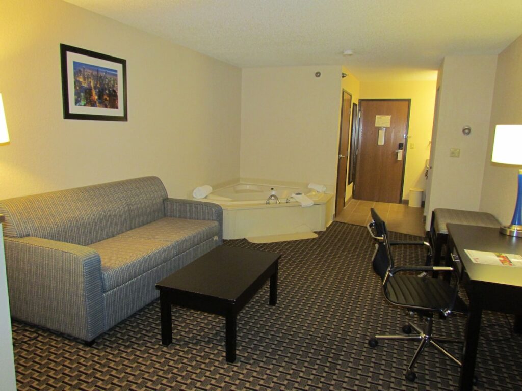 Ramada by Wyndham Glendale Heights/Lombard - Image 1