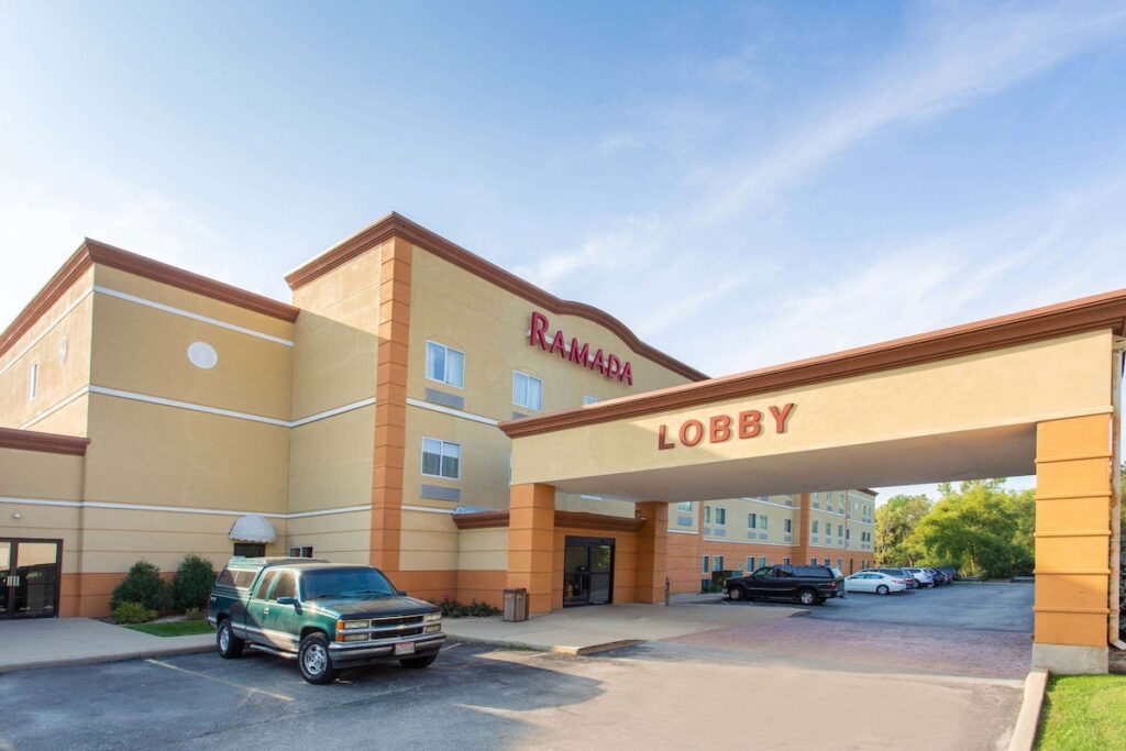 Ramada by Wyndham Glendale Heights/Lombard - Image 2