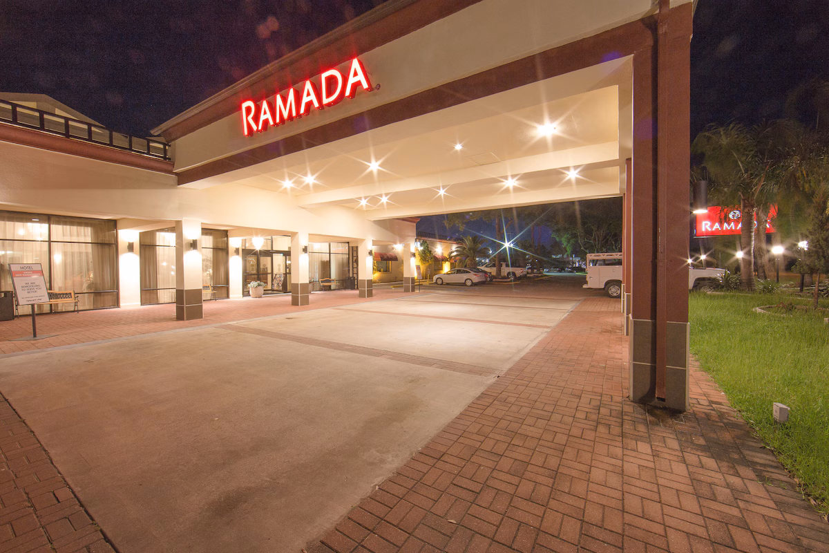 Ramada by Wyndham Houston Intercontinental Airport East - Image 2