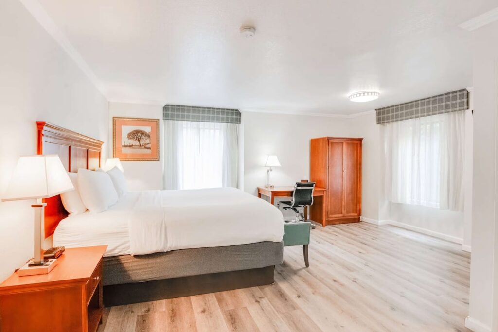 Ramada by Wyndham Mountain View - Image 1