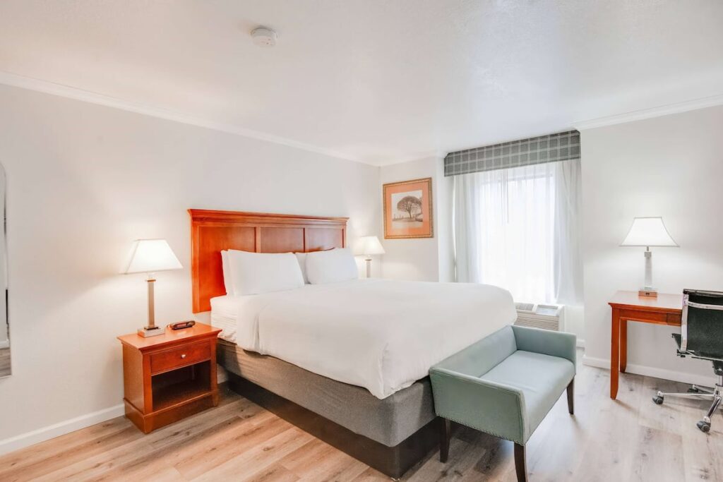 Ramada by Wyndham Mountain View - Image 4