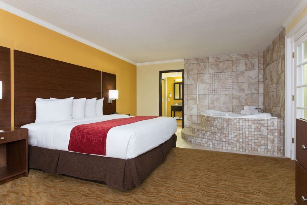 Ramada by Wyndham Tampa Westshore Airport South - Image 1