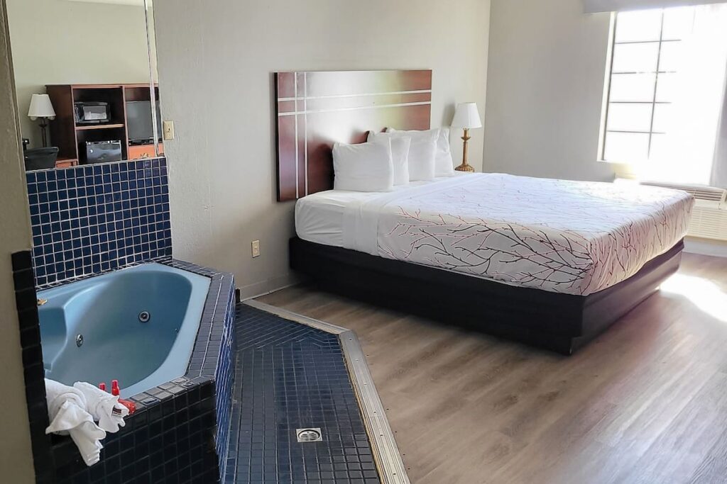 Rancho San Diego Inn & Suites - Image 2