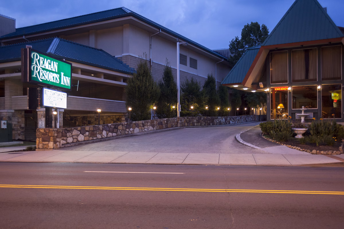 Reagan Resorts Inn - Image 2