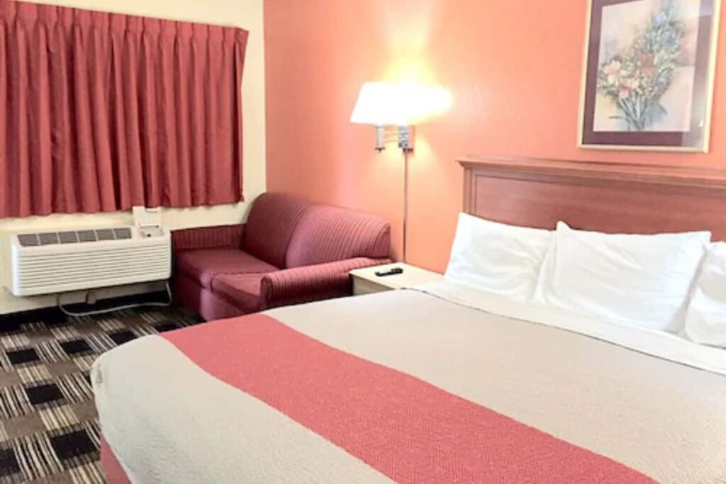 Red Carpet Inn Great Lakes - Image 1