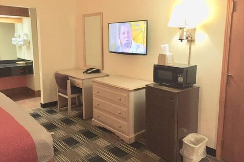 Red Carpet Inn Great Lakes - Image 4