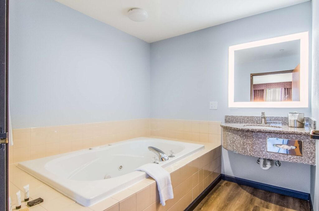 Red Lion Inn & Suites Des Moines - Image 1