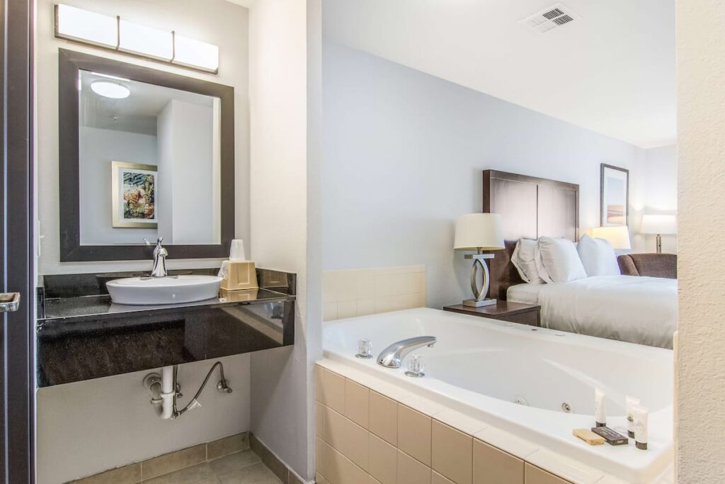 Red Lion Inn & Suites Des Moines - Image 4