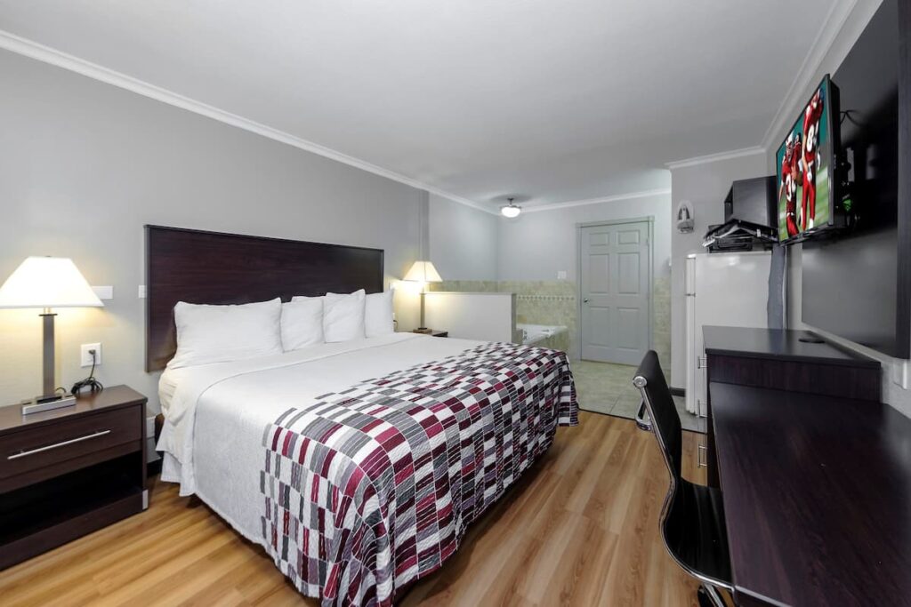 Red Roof Inn Arlington – Entertainment District - Image 4