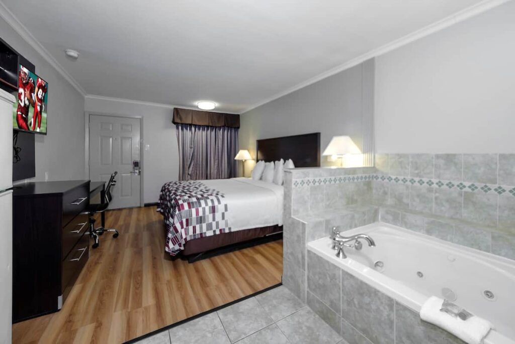 Red Roof Inn Arlington – Entertainment District - Image 3