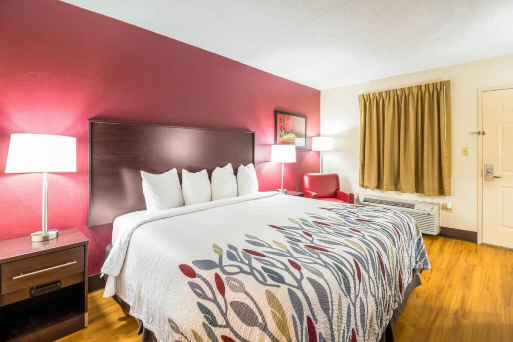 Red Roof Inn Clarksville - Image 4