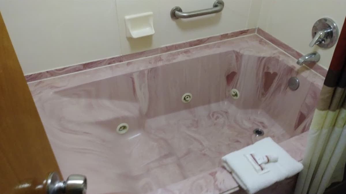 Red Roof Inn Clarksville tub