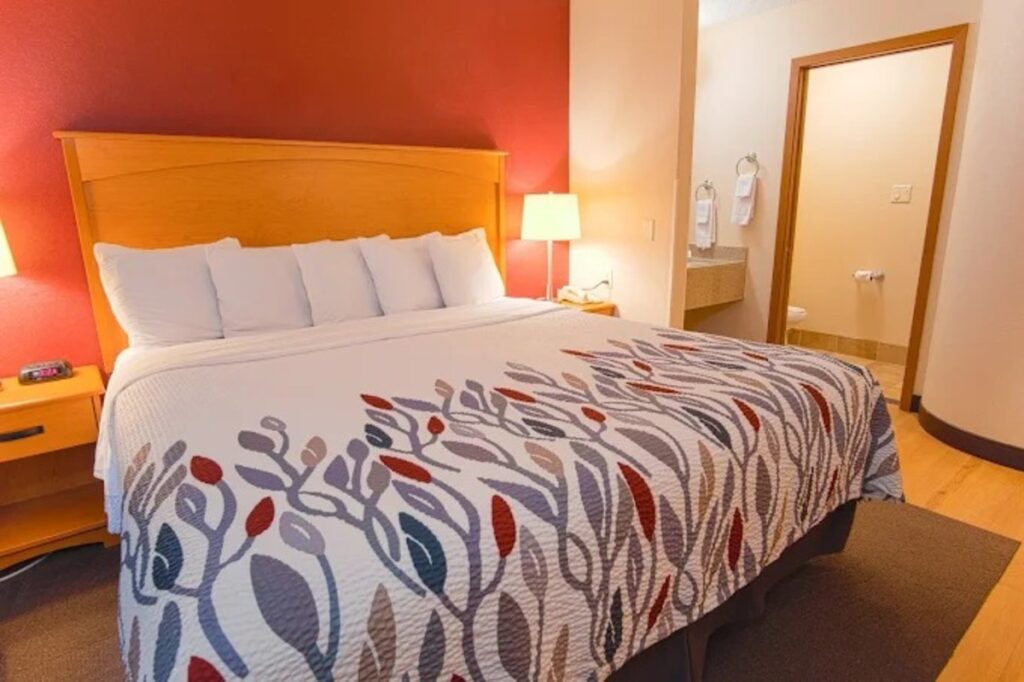 Red Roof Inn Fargo – I-94/ Medical Center - Image 2