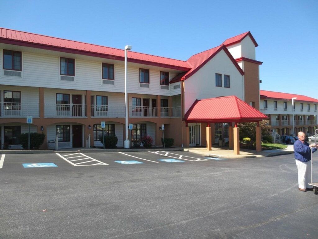 Red Roof Inn Lancaster - Image 4
