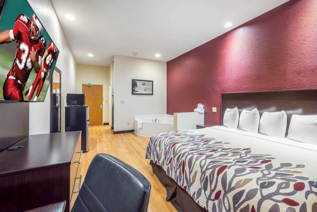 Red Roof Inn Ocala - Image 5