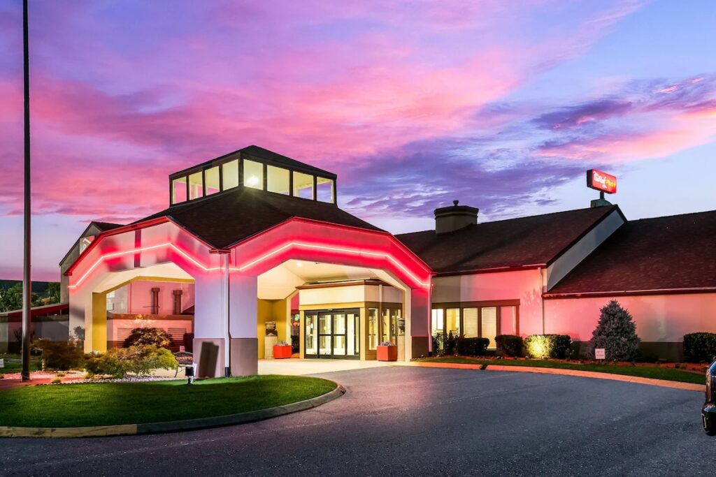 Red Roof Inn PLUS+ & Suites Knoxville West-Cedar Bluff - Image 3