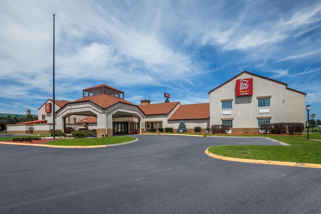Red Roof Inn PLUS+ & Suites Knoxville West-Cedar Bluff - Image 2