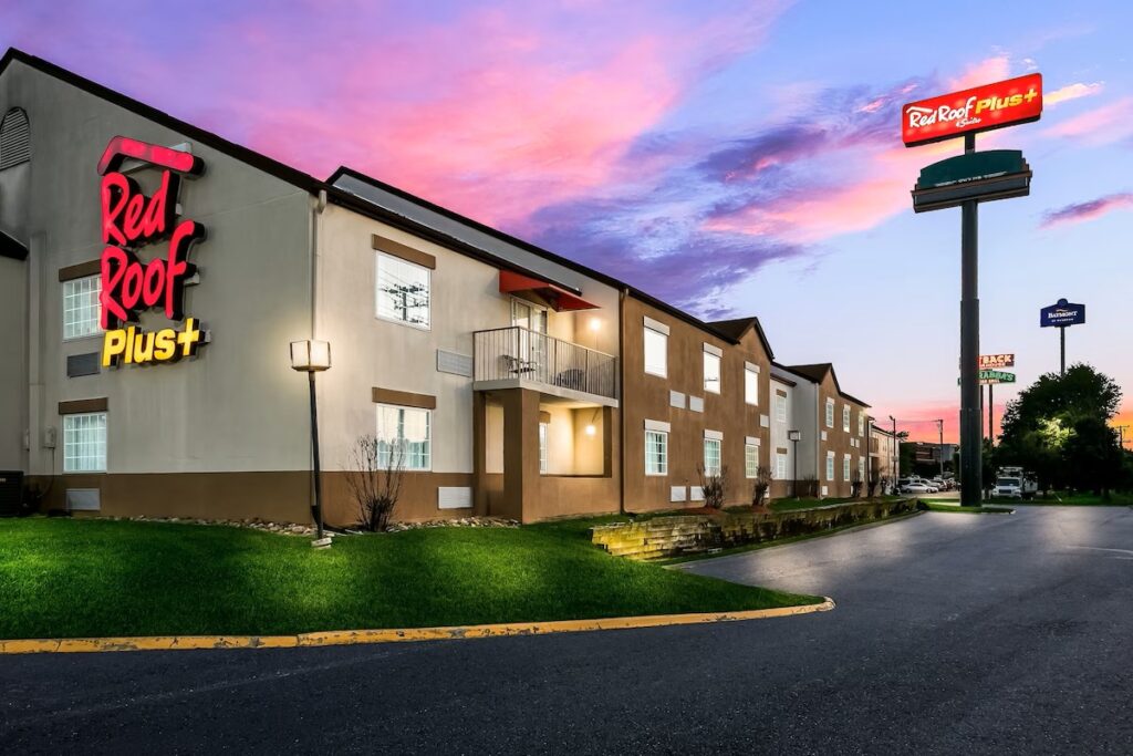 Red Roof Inn PLUS+ & Suites Knoxville West-Cedar Bluff - Image 4