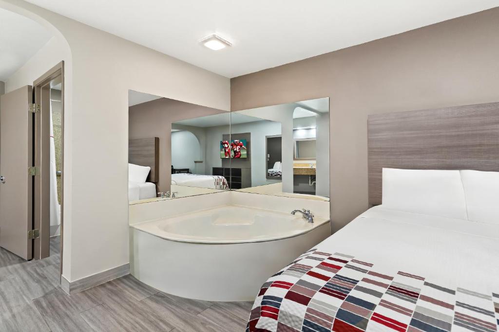 Red Roof Inn Stafford, TX - Image 1