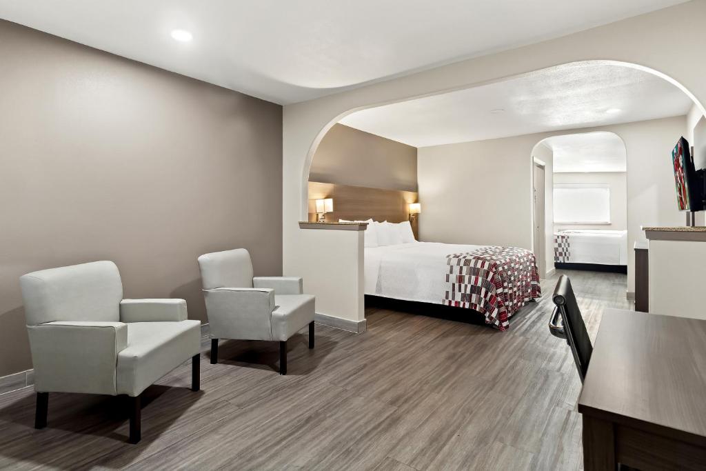 Red Roof Inn Stafford, TX - Image 4