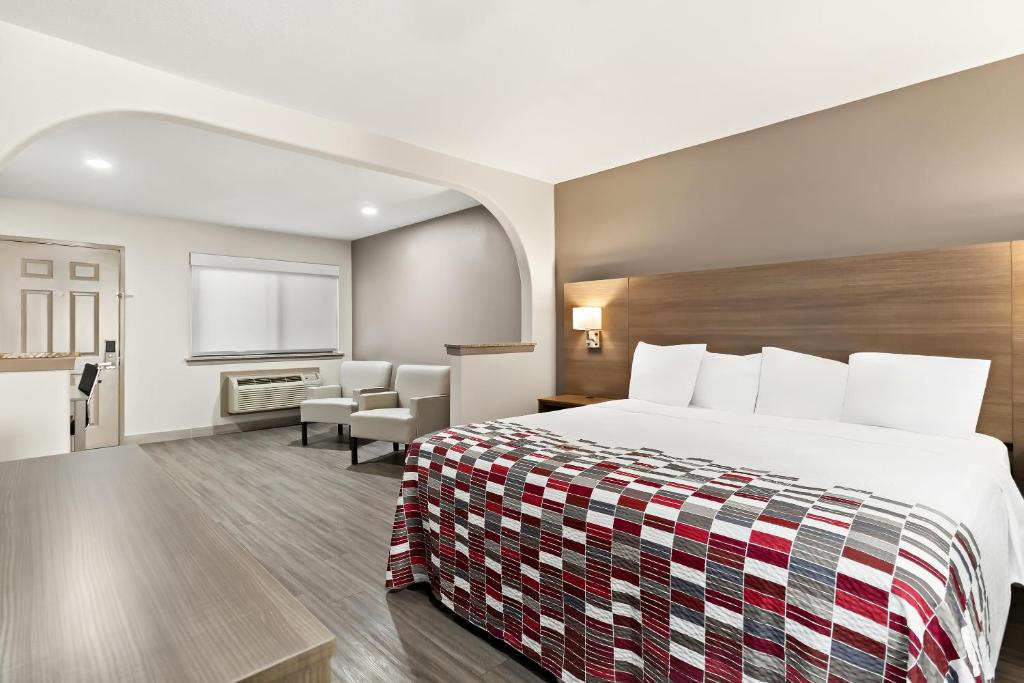 Red Roof Inn Stafford, TX - Image 3