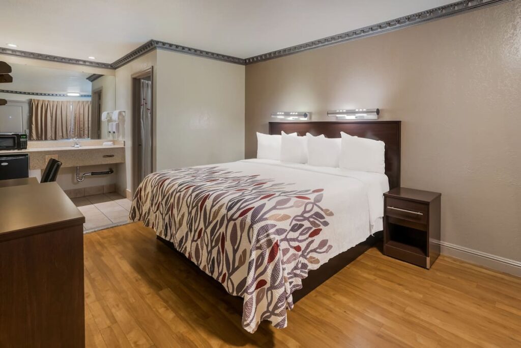 Red Roof Inn Stockton - Image 4