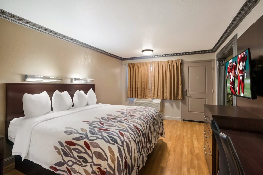 Red Roof Inn Stockton - Image 3