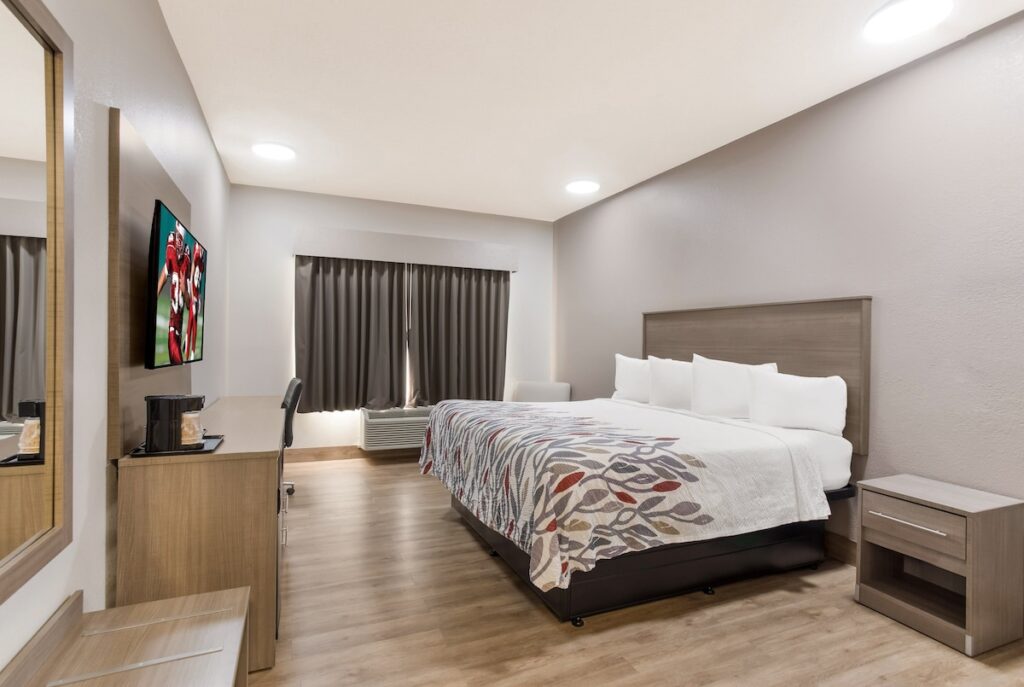 Red Roof Inn & Suites Biloxi – Ocean Springs - Image 4