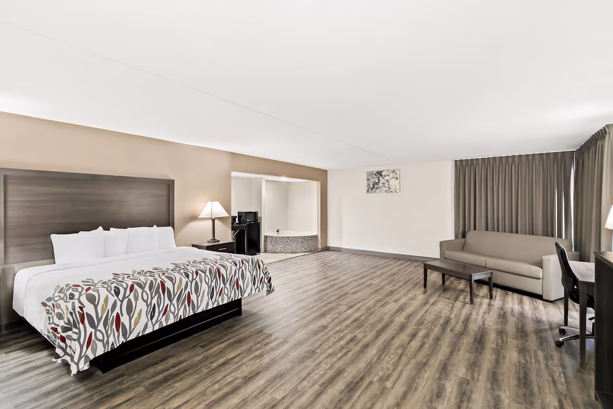 Red Roof Inn & Suites Duncan - Image 4