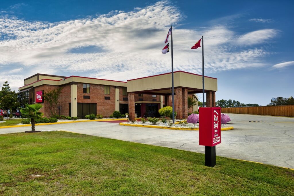 Red Roof Inn & Suites Jacksonville, NC - Image 4