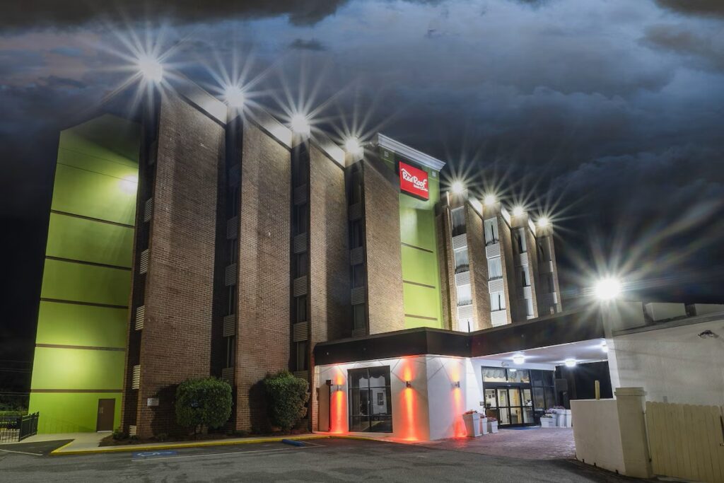 Red Roof Inn & Suites Macon - Image 2