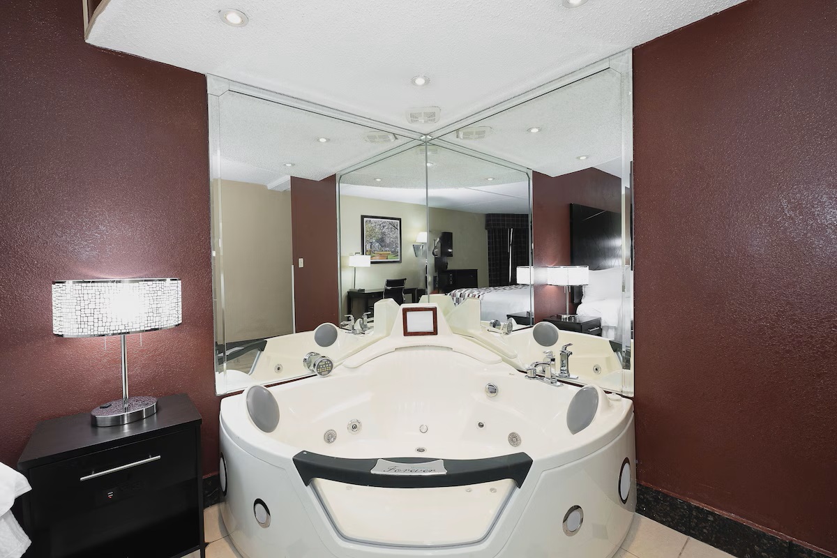 Red Roof Inn Suites Macon jetted tub