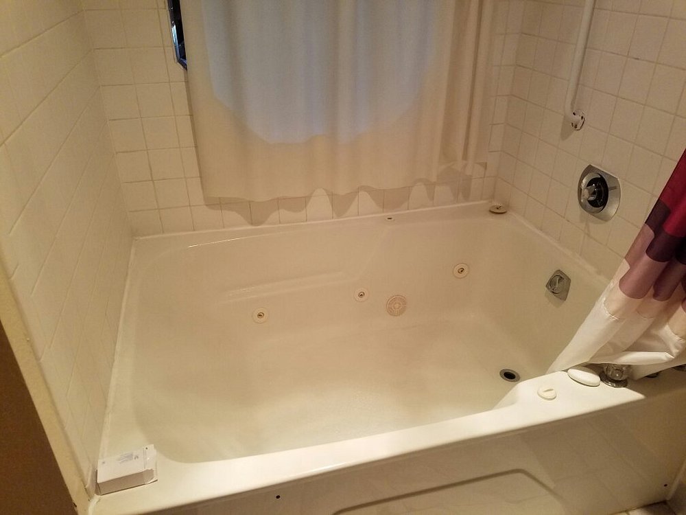 Red Roof Inn Suites Middletown Franklin tub