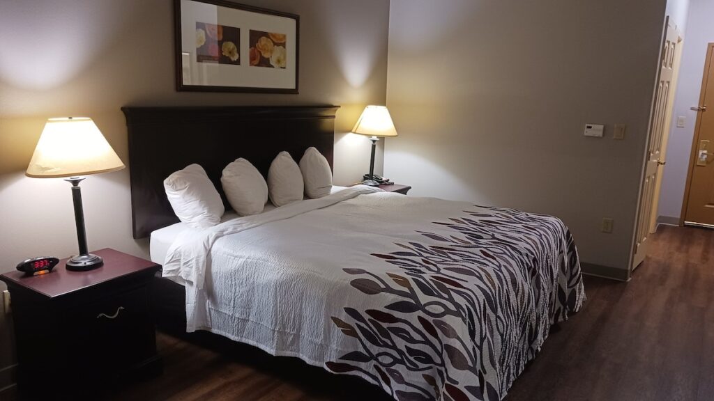 Red Roof Inn & Suites Midland - Image 4