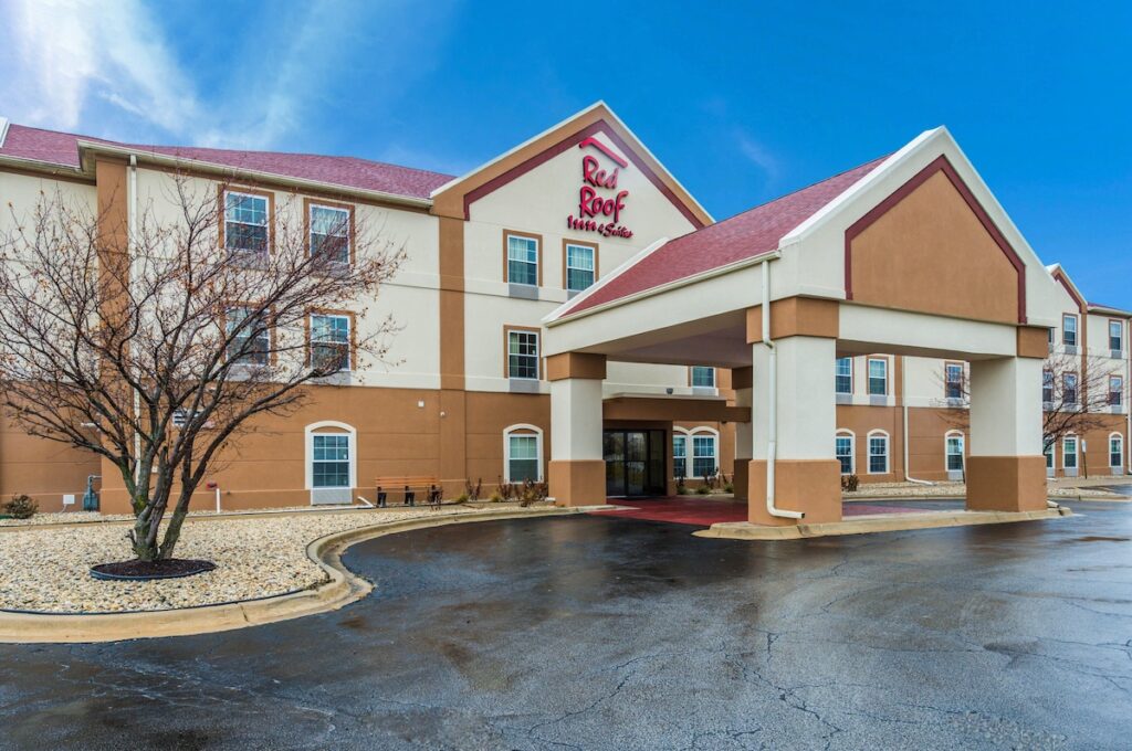 Red Roof Inn & Suites Monee - Image 2