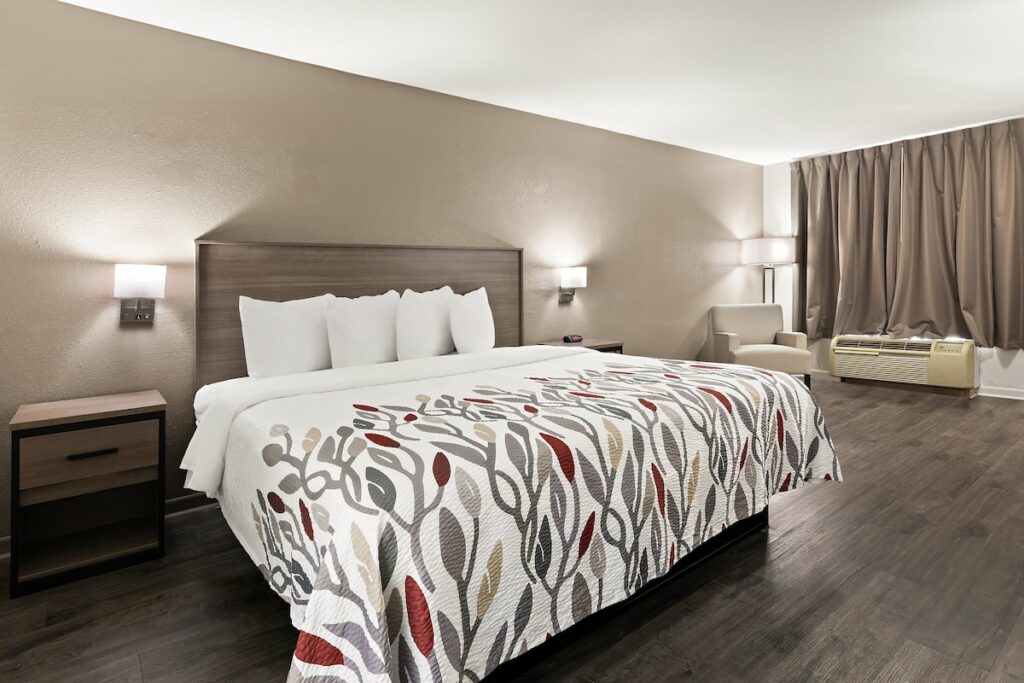 Red Roof Inn & Suites Monroe, NC - Image 4