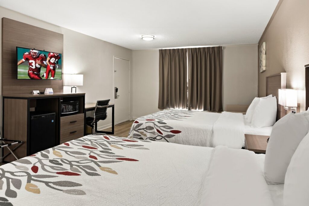 Red Roof Inn & Suites Monroe, NC - Image 3