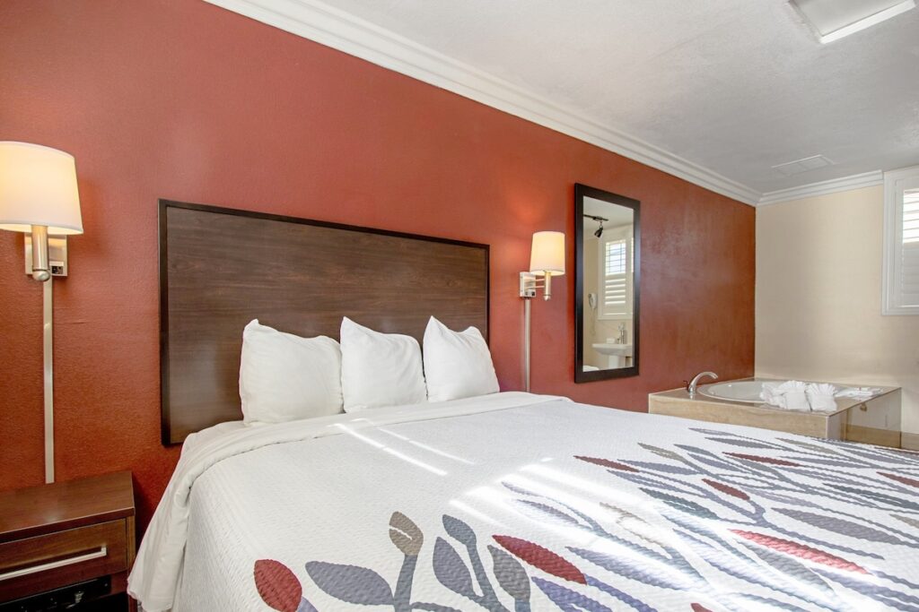 Red Roof Inn & Suites Monterey - Image 3