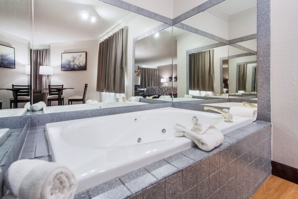 Red Roof Inn & Suites Omaha – Council Bluffs - Image 1