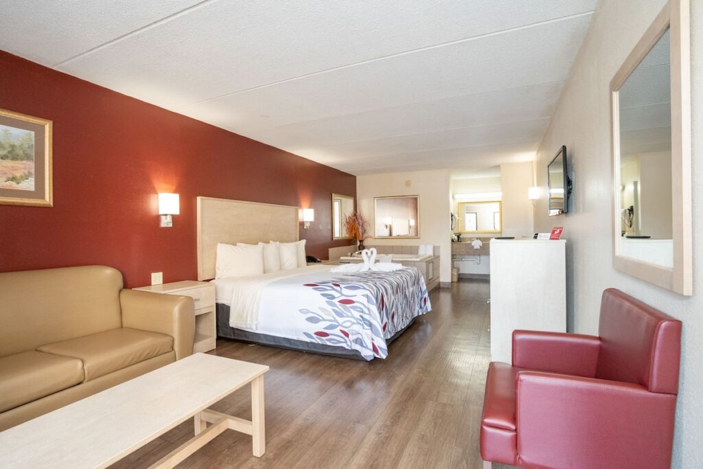 Red Roof Inn & Suites Pigeon Forge – Parkway - Image 3